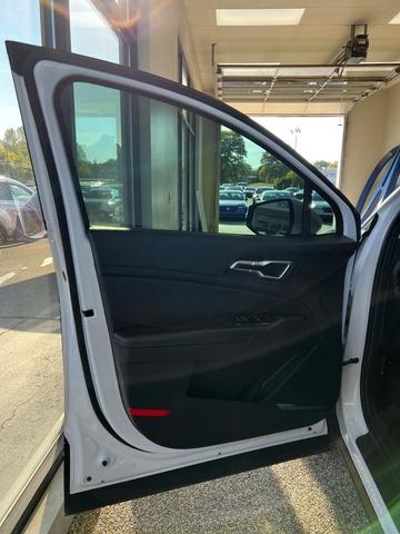 Photo of 2023 Glacial White Pearl Kia Sportage