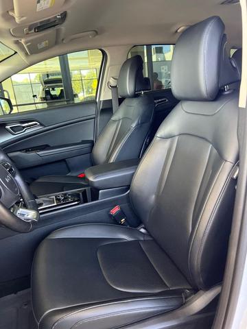 Photo of 2023 Glacial White Pearl Kia Sportage