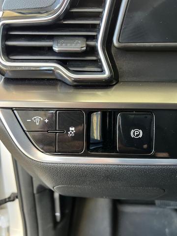 Photo of 2023 Glacial White Pearl Kia Sportage