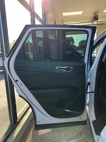 Photo of 2023 Glacial White Pearl Kia Sportage