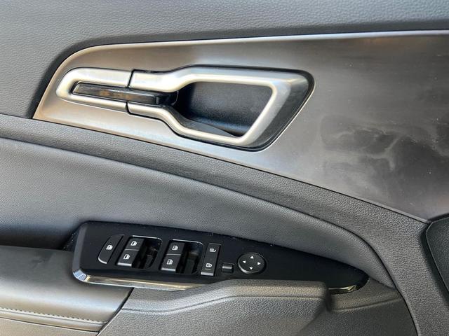 Photo of 2023 Glacial White Pearl Kia Sportage