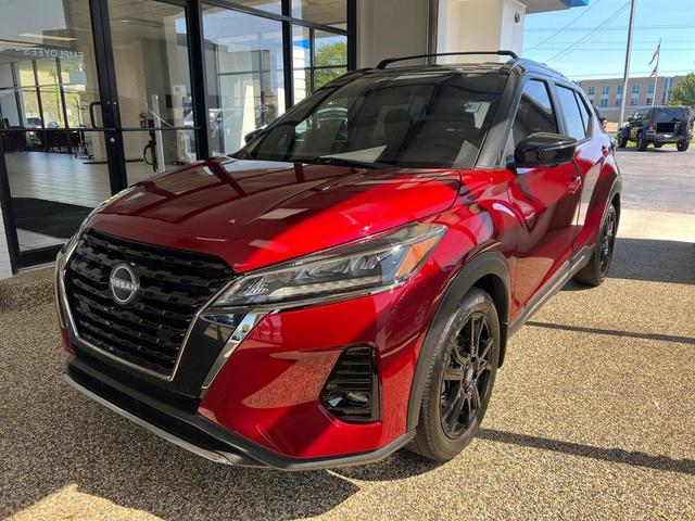 Photo of 2023 Scarlet Ember Tintcoat/Super Black Nissan Kicks