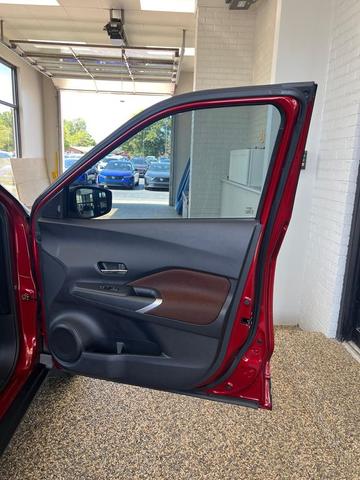 Photo of 2023 Scarlet Ember Tintcoat/Super Black Nissan Kicks