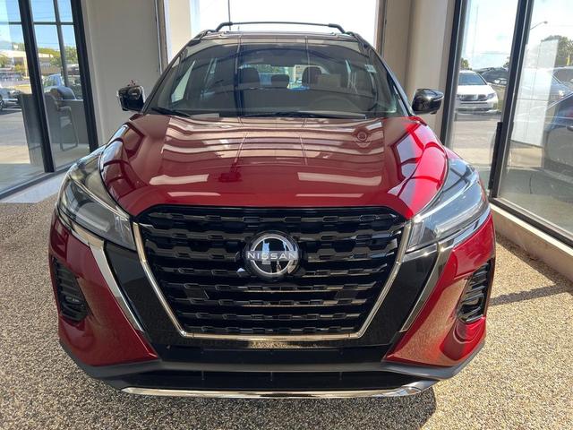 Photo of 2023 Scarlet Ember Tintcoat/Super Black Nissan Kicks