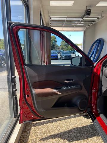 Photo of 2023 Scarlet Ember Tintcoat/Super Black Nissan Kicks
