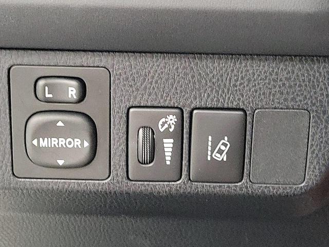 Photo of 2017 White Toyota RAV4