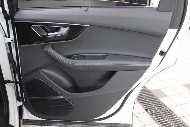 Photo of 2025 Glacier White Metallic Audi Q7
