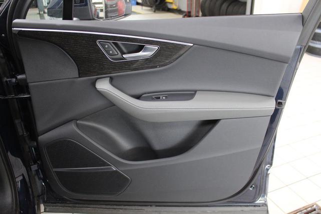 Photo of 2025 Waitomo Blue Metallic Audi Q7