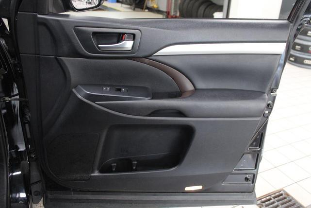 Photo of 2019 Midnight Black Metallic Toyota Highlander