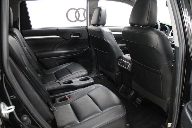 Photo of 2019 Midnight Black Metallic Toyota Highlander