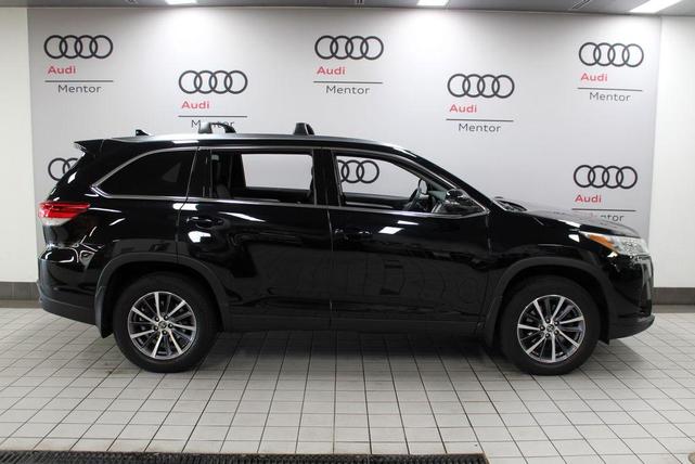 Photo of 2019 Midnight Black Metallic Toyota Highlander