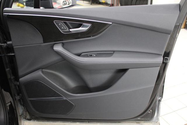 Photo of 2025 Mythos Black Metallic Audi Q7