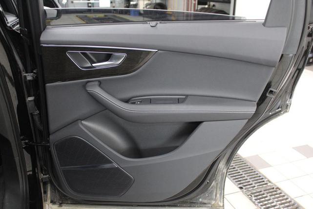 Photo of 2025 Mythos Black Metallic Audi Q7