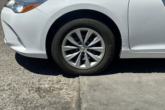 Photo of 2017 Super White Toyota Camry