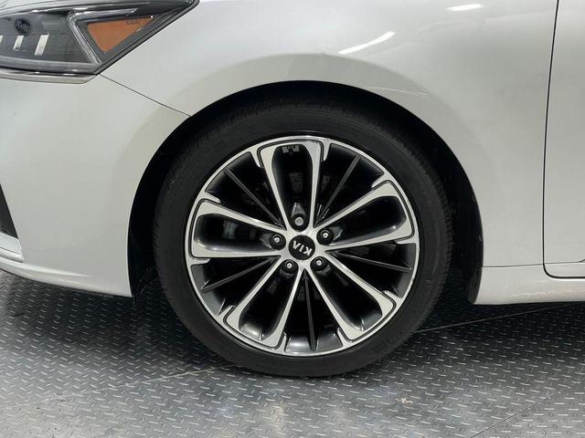 Photo of 2018 Silky Silver Kia Cadenza