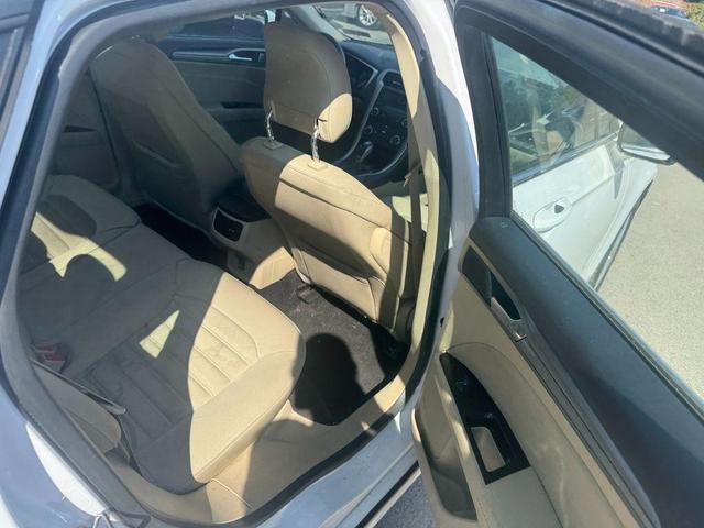 Photo of 2013 Oxford White Ford Fusion