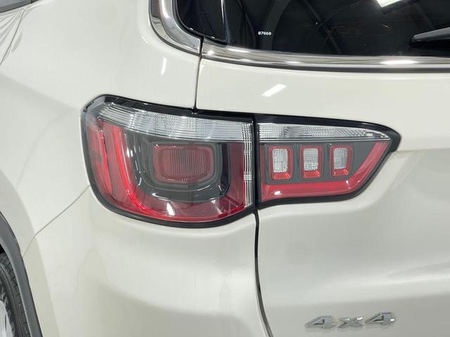 Photo of 2018 White Clearcoat Jeep Compass