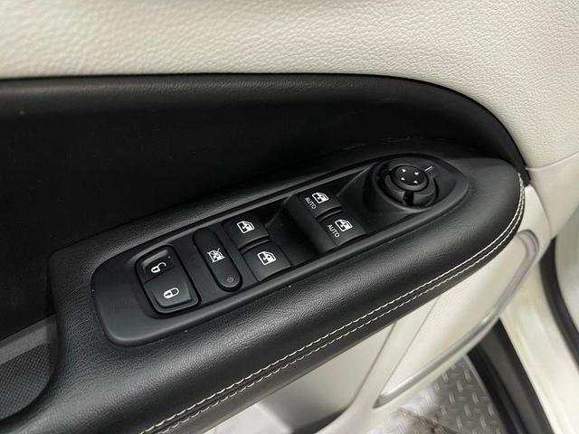 Photo of 2018 White Clearcoat Jeep Compass