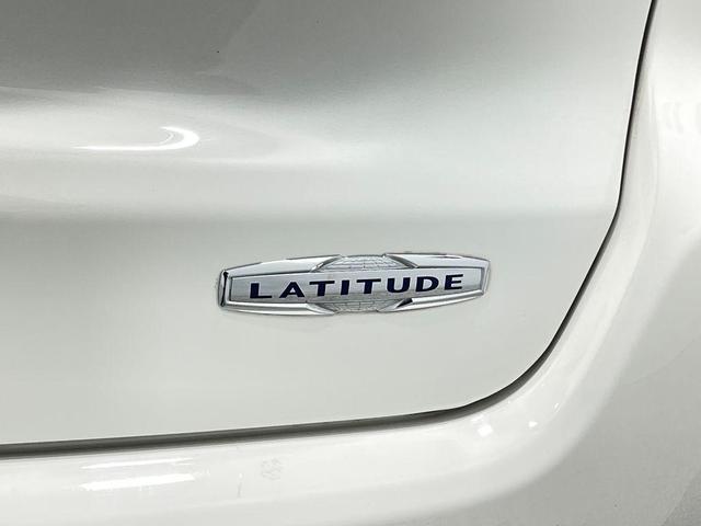 Photo of 2018 White Clearcoat Jeep Compass