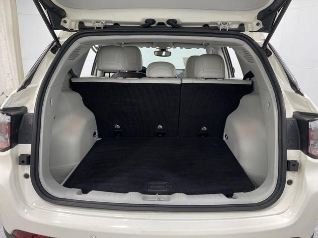 Photo of 2018 White Clearcoat Jeep Compass