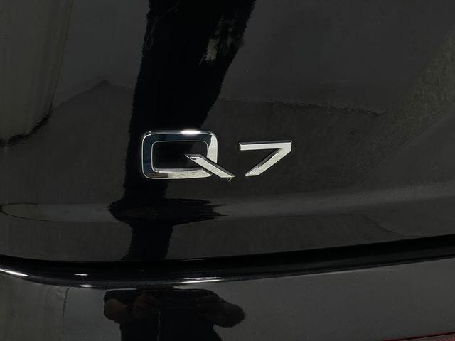 Photo of 2018 Orca Black Metallic Audi Q7