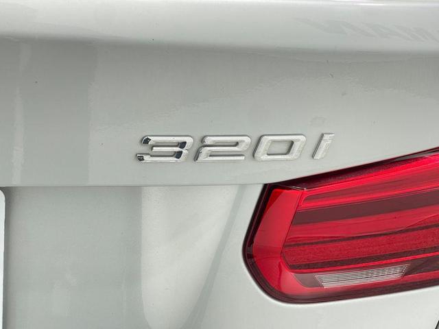 Photo of 2017 Glacier Silver Metallic BMW 320
