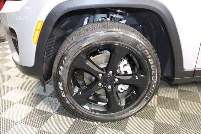 Photo of 2024 Silver Zynith Jeep Grand Cherokee