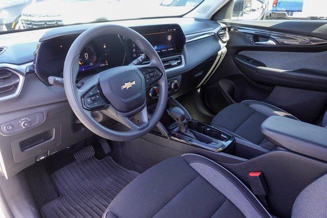 Photo of 2025 Summit White Chevrolet Trailblazer