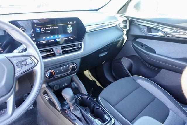Photo of 2025 Summit White Chevrolet Trailblazer