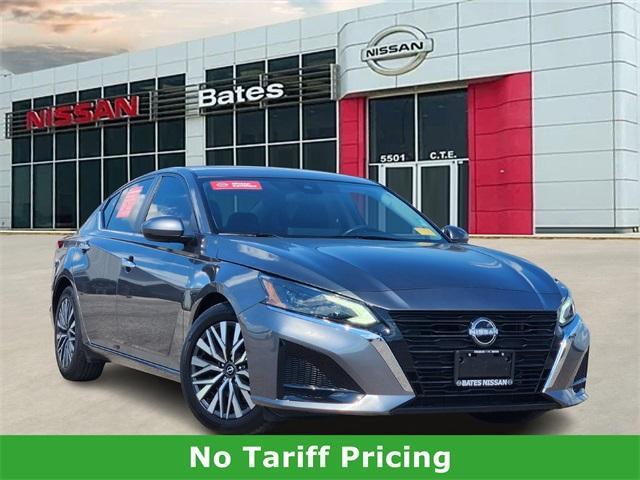 Photo of 2023 Gun Metallic Nissan Altima