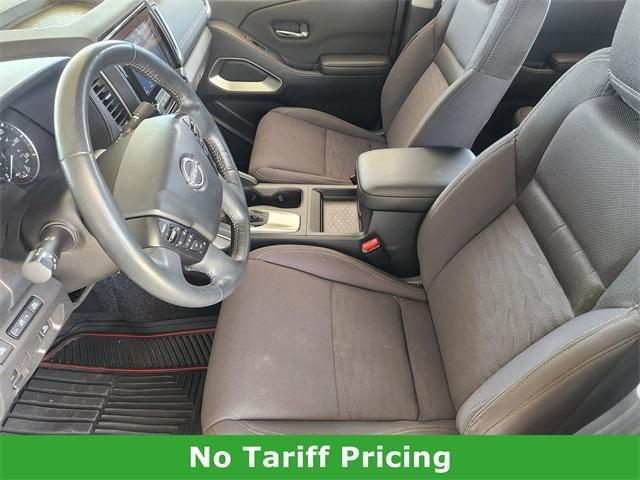 Photo of 2024 Glacier White Nissan Frontier