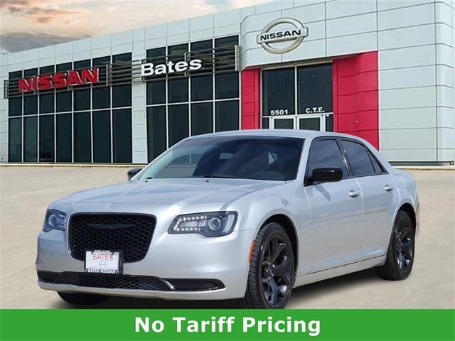 Photo of 2020 Silver Mist Clearcoat Chrysler 300
