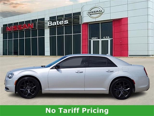 Photo of 2020 Silver Mist Clearcoat Chrysler 300