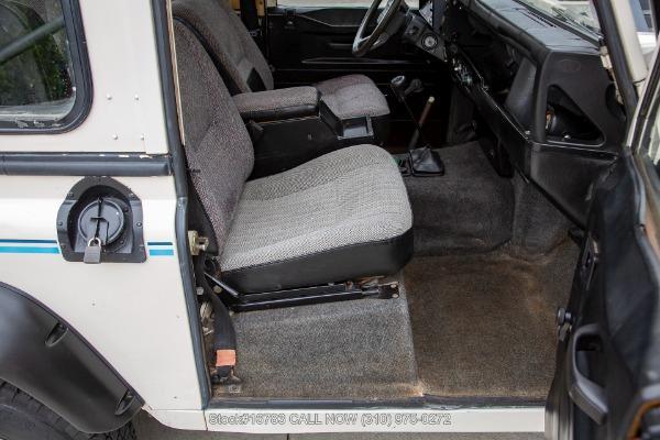 Photo of 1989 White Land Rover Defender