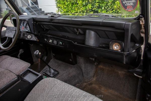 Photo of 1989 White Land Rover Defender