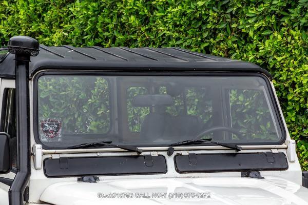 Photo of 1989 White Land Rover Defender