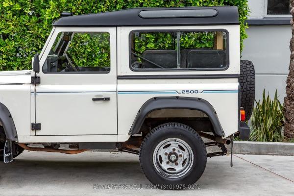 Photo of 1989 White Land Rover Defender