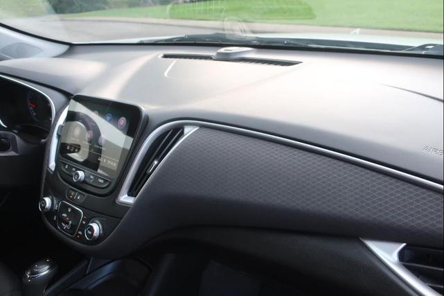 Photo of 2020 Silver Ice Metallic Chevrolet Malibu