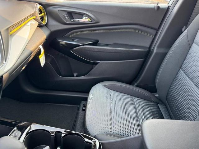 Photo of 2025 Summit White Chevrolet Trax