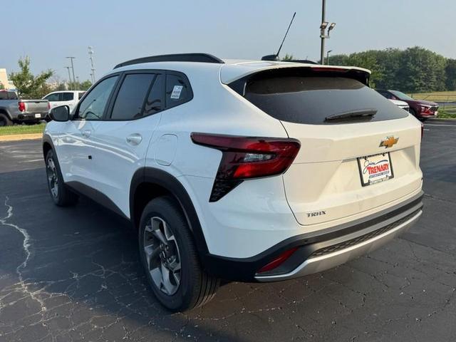 Photo of 2025 Summit White Chevrolet Trax