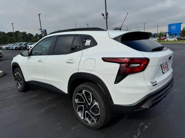 Photo of 2025 Summit White Chevrolet Trax