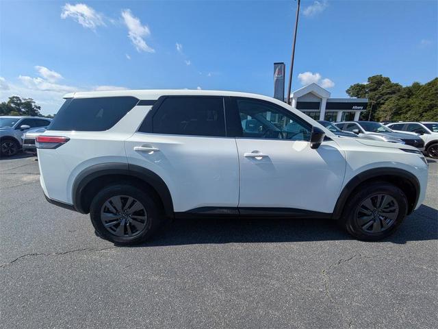 Photo of 2024 Glacier White Nissan Pathfinder