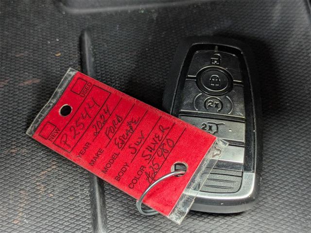Photo of 2024 Silver Metallic Ford Escape
