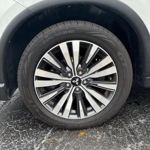 Photo of 2020 Pearl White Mitsubishi Outlander