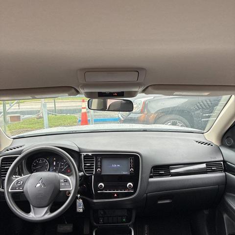 Photo of 2020 Pearl White Mitsubishi Outlander