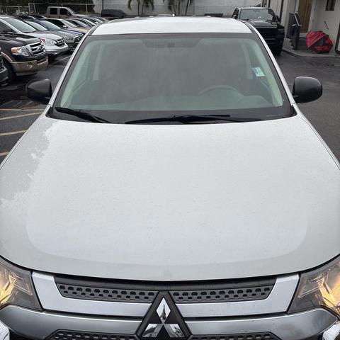 Photo of 2020 Pearl White Mitsubishi Outlander