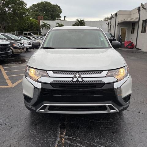 Photo of 2020 Pearl White Mitsubishi Outlander