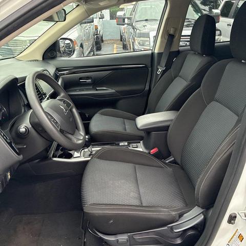 Photo of 2020 Pearl White Mitsubishi Outlander