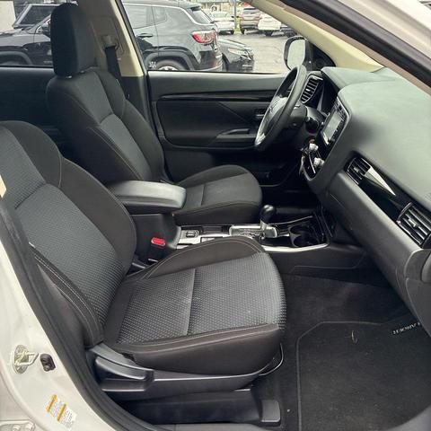 Photo of 2020 Pearl White Mitsubishi Outlander