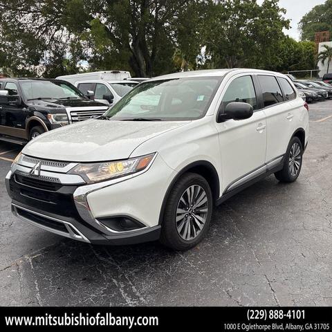 Photo of 2020 Pearl White Mitsubishi Outlander